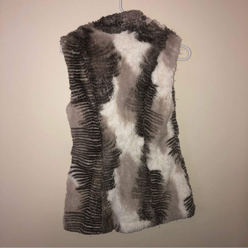 Cabi Aspen Faux Fur Vest - Picture 4 of 5